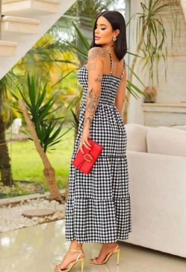 vestido proporciona um toque suave e leve, garantindo o máximo conforto. Seu design com alças finas adiciona um toque delicado, enquanto os decotes em V valorizam a região do busto.