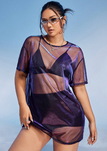 vestido roxo vibrante é uma escolha ousada e expressiva, perfeito para aquelas que querem se destacar. O estilo sensual é acentuado pela transparência sutil.