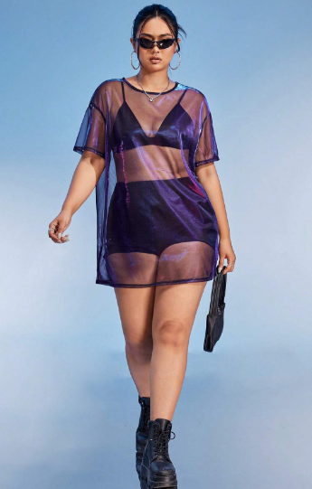 vestido roxo vibrante é uma escolha ousada e expressiva, perfeito para aquelas que querem se destacar. O estilo sensual é acentuado pela transparência sutil.