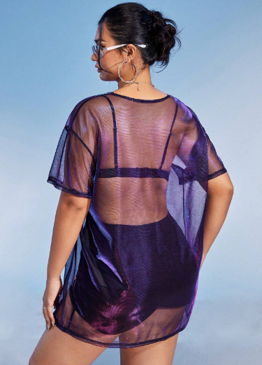 vestido roxo vibrante é uma escolha ousada e expressiva, perfeito para aquelas que querem se destacar. O estilo sensual é acentuado pela transparência sutil.