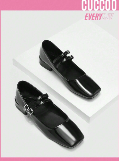 As Sapatilhas Flats da Cuccoo Everyday Collection em tom prata apresentam um design glamouroso e moderno. Com uma decoração de fivela metálica e um dedo do pé quadrado, esses sapatos combinam estilo e conforto de maneira excepcional.