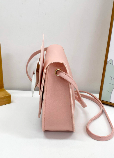 mini bolsa transversal é perfeita para as pequenas fashionistas. Feita de couro PU de alta qualidade, esta bolsa é durável e fácil de limpar, ideal para o uso diário de crianças. Seu design encantador