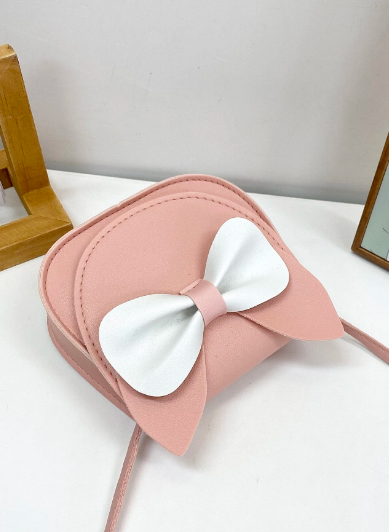 mini bolsa transversal é perfeita para as pequenas fashionistas. Feita de couro PU de alta qualidade, esta bolsa é durável e fácil de limpar, ideal para o uso diário de crianças. Seu design encantador