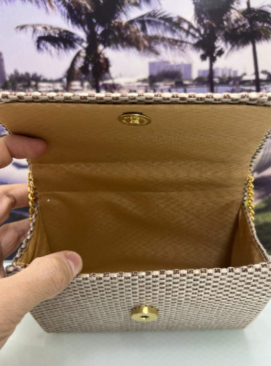 A Bolsa  Morena , Com um design quadrado e detalhes artesanais, esta bolsa combina a praticidade com a sofisticação, garantindo que você esteja sempre na moda.