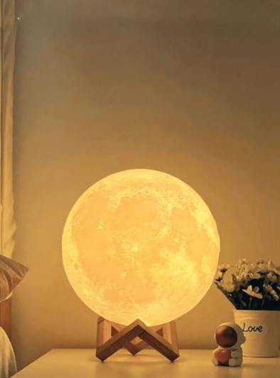 A Luminária Lua Meditação é uma peça encantadora que proporciona uma iluminação suave e relaxante, ideal para criar uma atmosfera harmoniosa e acolhedora em qualquer ambiente