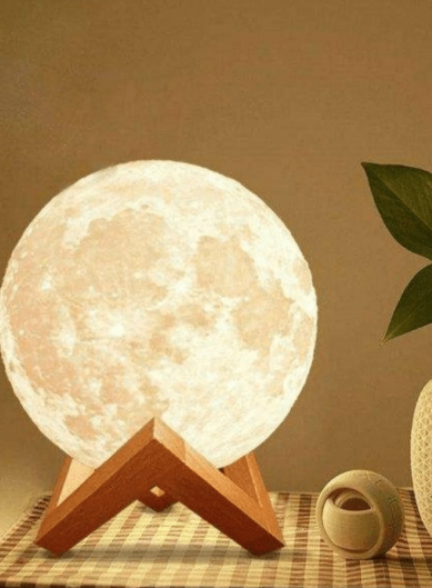 A Luminária Lua Meditação é uma peça encantadora que proporciona uma iluminação suave e relaxante, ideal para criar uma atmosfera harmoniosa e acolhedora em qualquer ambiente