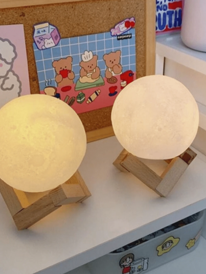 A Luminária Lua Meditação é uma peça encantadora que proporciona uma iluminação suave e relaxante, ideal para criar uma atmosfera harmoniosa e acolhedora em qualquer ambiente