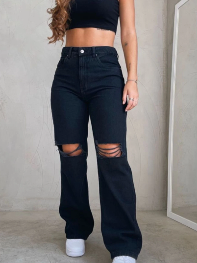 A calça jeans Wide Leg preta rasgada no joelho da  é uma peça versátil e moderna, perfeita para compor looks estilosos